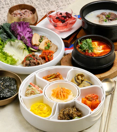 小皿料理と主菜が並ぶ韓国料理の食卓