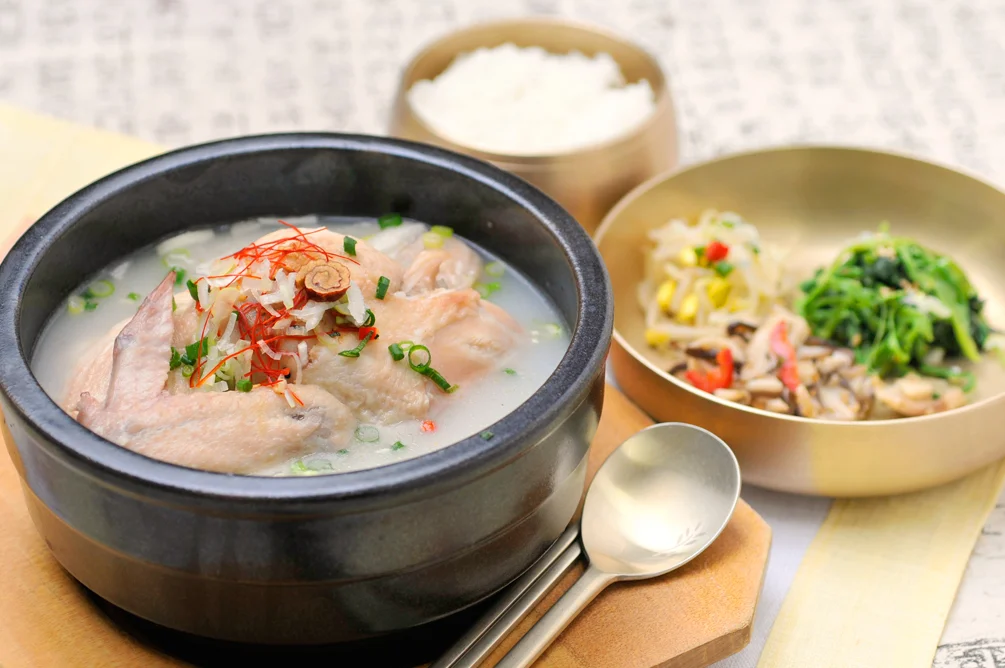 参鶏湯と色とりどりの副菜を並べた一膳