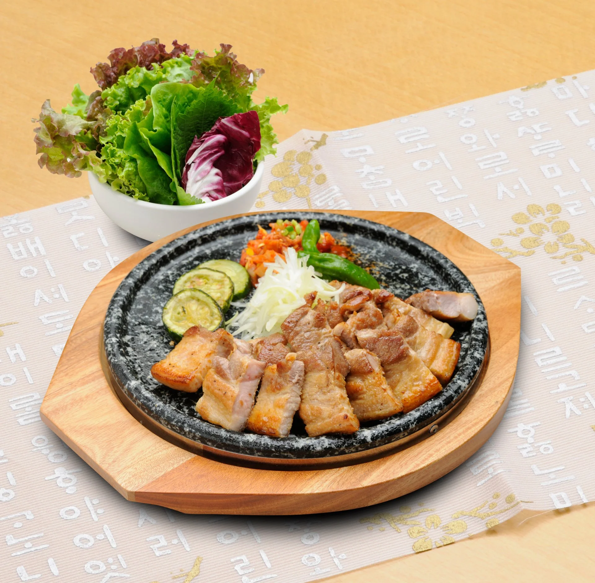 彩りのよい韓国料理の盛り合わせを真上から見た写真