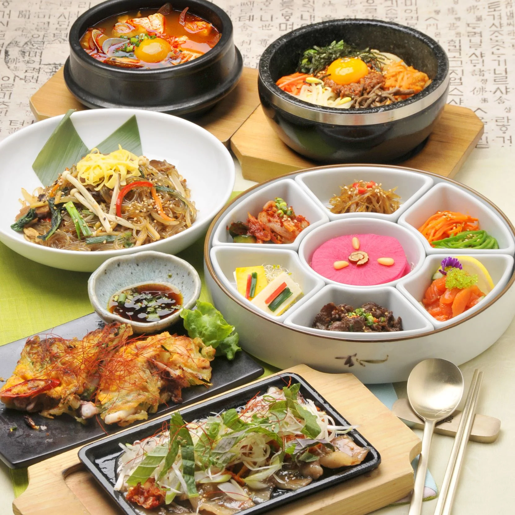 葉野菜に焼いた肉と副菜をのせて包む手元