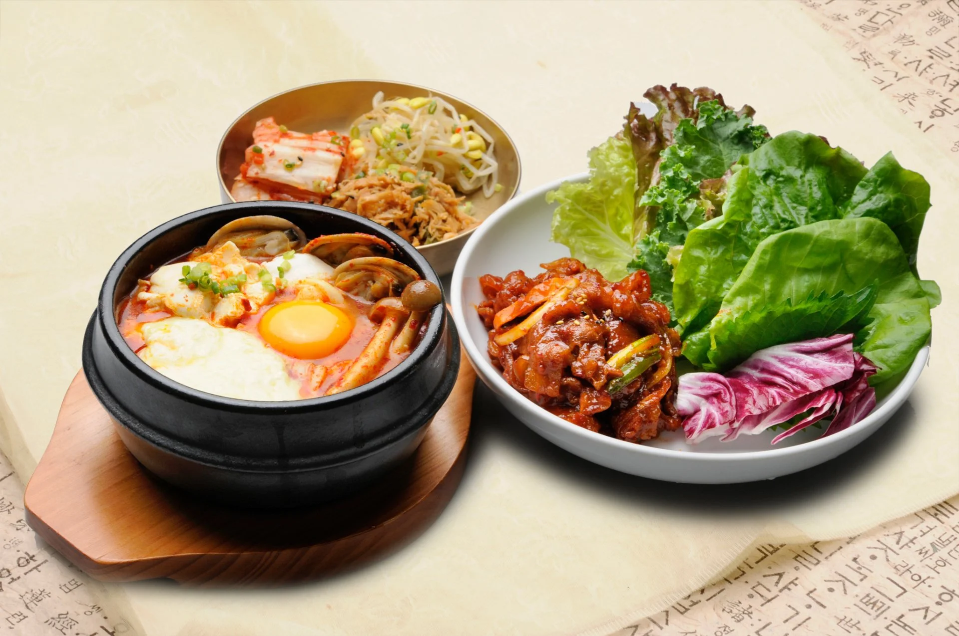 赤いスープが入ったスンドゥブチゲと小皿料理