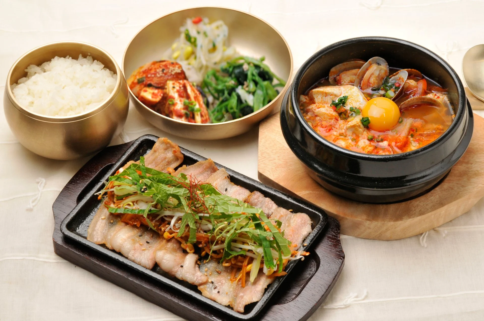 韓国料理の食卓を彩る料理の写真